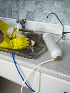 Cleaning a 1S ceramic water filter cartridge